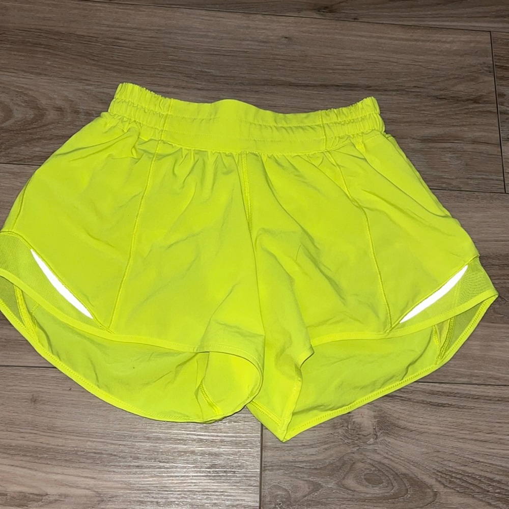 Lululemon Hotty Hot high rise short lined 4 highlight yellow - Picture 1 of 3